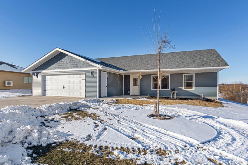 405 Sidney St W, Morristown, MN 55052