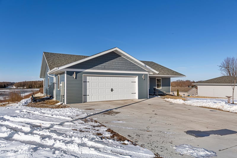 405 Sidney St W, Morristown, MN 55052
