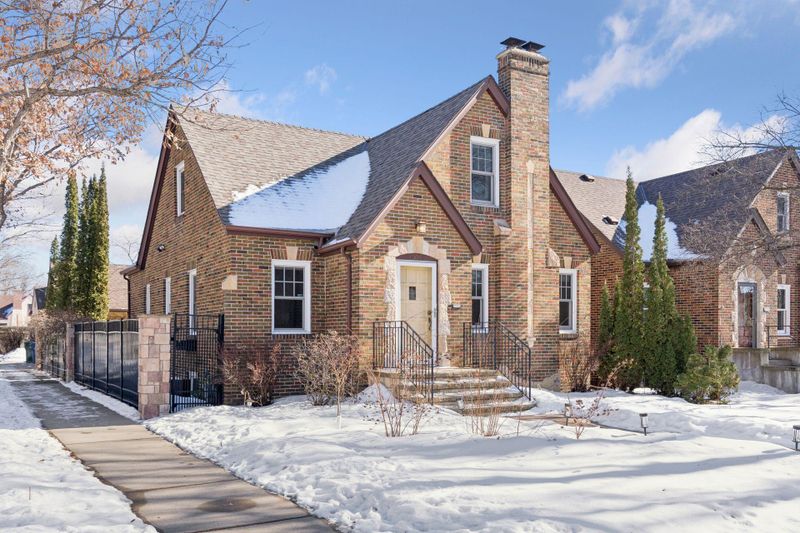 1558 Simpson St, Saint Paul, MN 55108