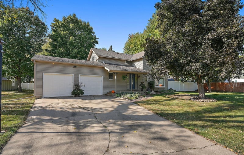 307 Shady Ln, Young America, MN 55397