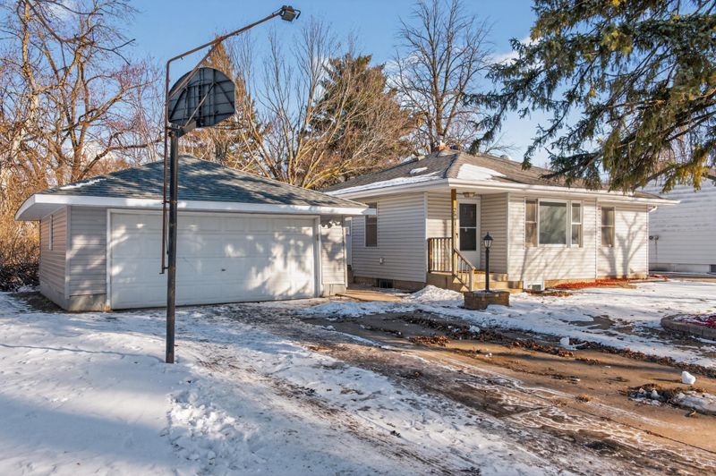 2561 Harvester Ave E, Maplewood, MN 55119