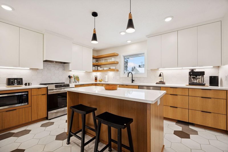 10001 Windsor Lake Ln, Minnetonka, MN 55305