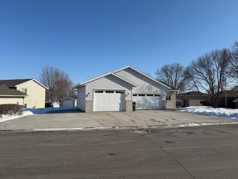 327 Golfview Dr, Albany, MN 56307