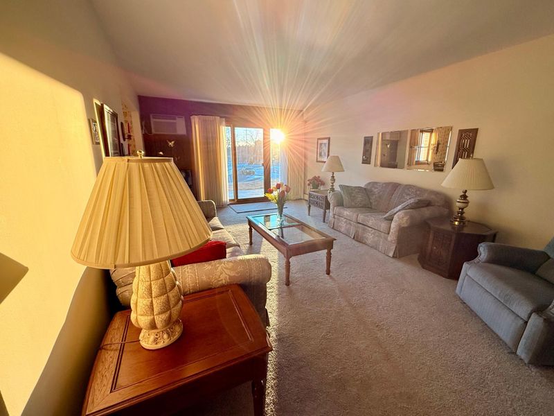 2700 Oxford St N #104, Roseville, MN 55113
