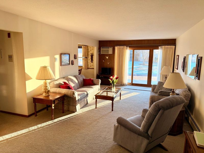 2700 Oxford St N #104, Roseville, MN 55113