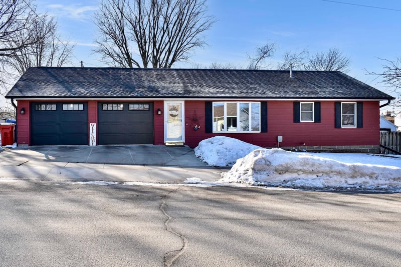 14 1st Ave NE, Altura, MN 55910