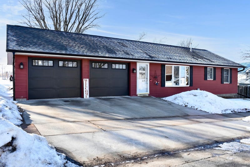 14 1st Ave NE, Altura, MN 55910