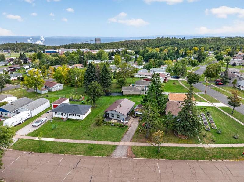 39 Edison Blvd, Silver Bay, MN 55614