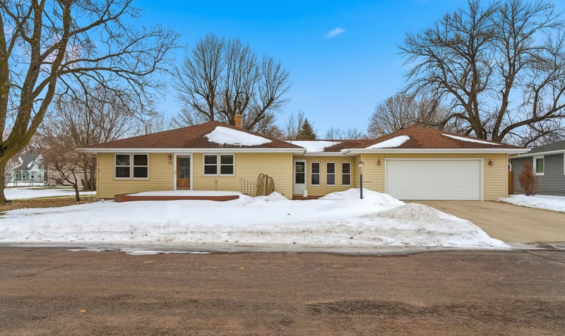 17 Gold St, Minnesota Lake, MN 56068