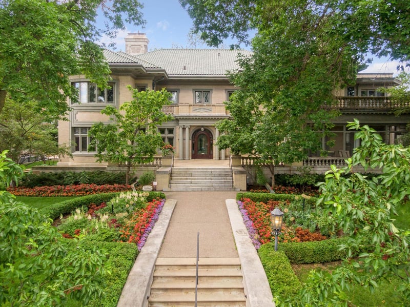 2218 Lake Of The Isles Pw W, Minneapolis, MN 55405