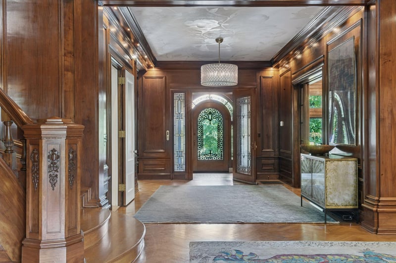 2218 Lake Of The Isles Pw W, Minneapolis, MN 55405
