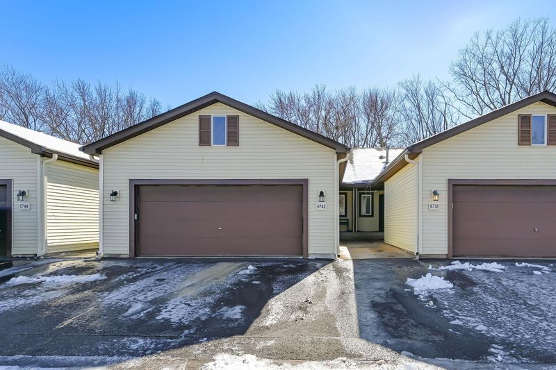 6742 Gretchen Ln N, Oakdale, MN 55128
