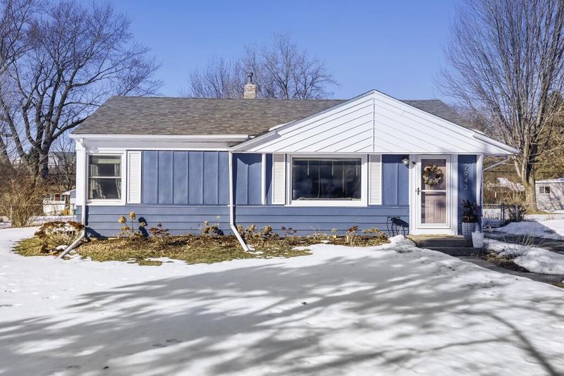 2943 Arona St, Roseville, MN 55113