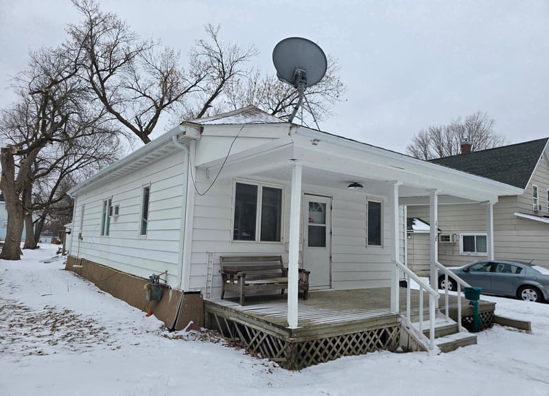 418 3rd St SW, Pipestone, MN 56164