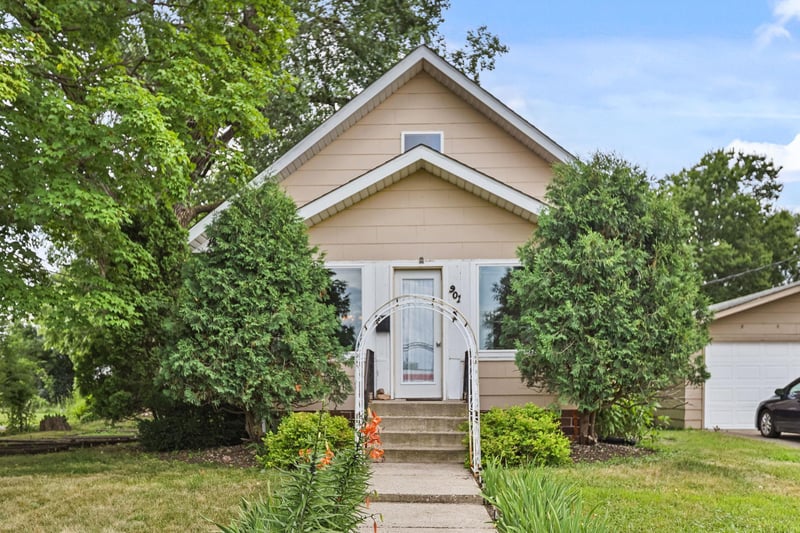 901 3rd St NW, Faribault, MN 55021