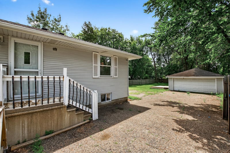 3213 W Old Shakopee Rd, Bloomington, MN 55431
