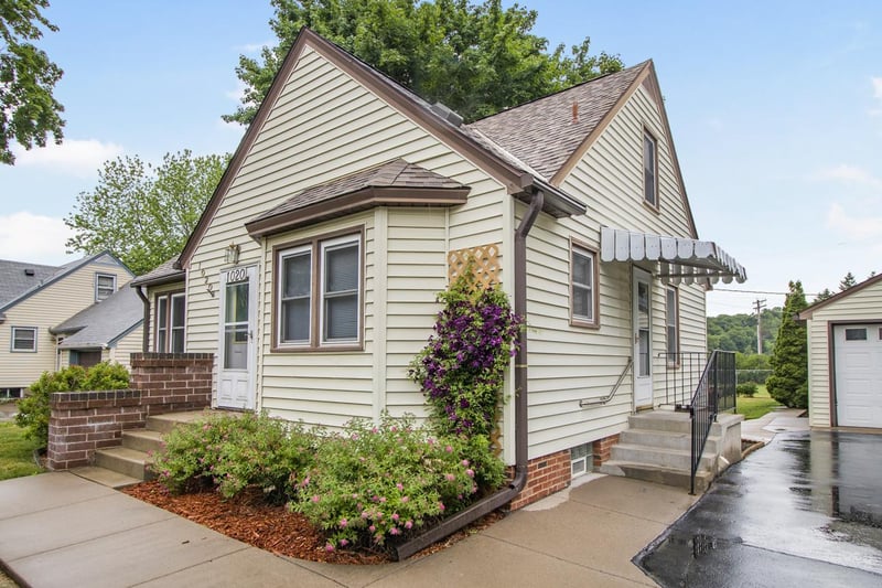 1020 Mccammon Ave, Saint Paul Park, MN 55071