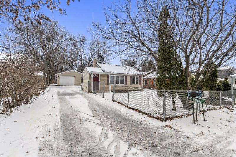 176 Hanson Rd, Mahtomedi, MN 55115