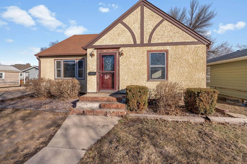 315 E 12th St, Blue Earth, MN 56013