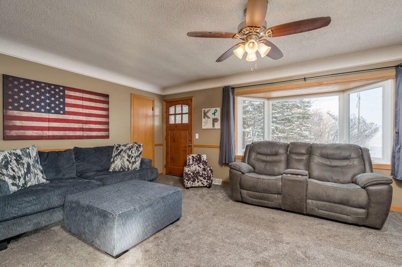 57821 300th St, Winthrop, MN 55396