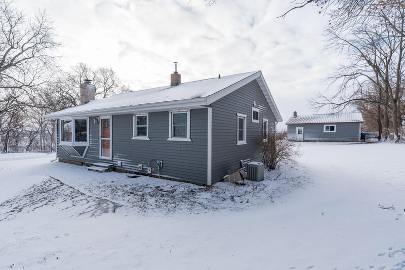57821 300th St, Winthrop, MN 55396