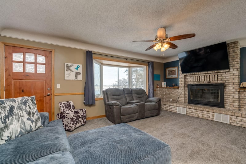 57821 300th St, Winthrop, MN 55396