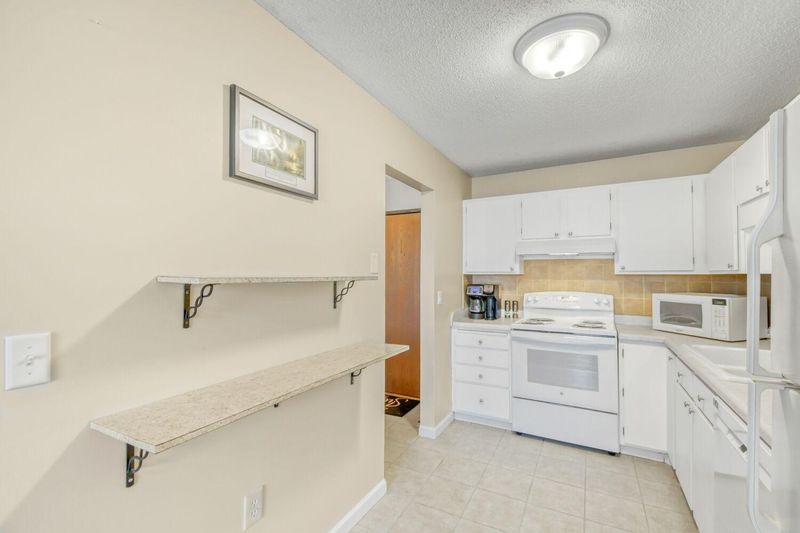 7600 157th St W #103, Apple Valley, MN 55124