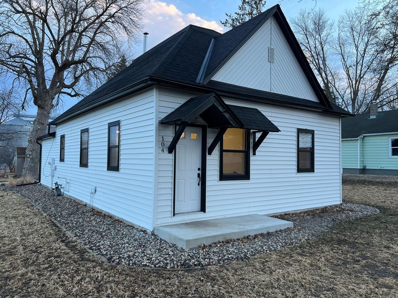 104 6th Ave E, Ellendale, MN 56026
