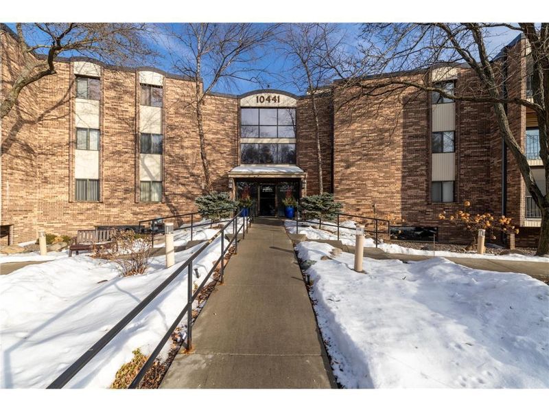 10441 Greenbrier Rd #120, Minnetonka, MN 55305