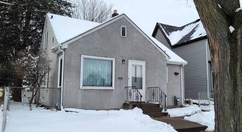 896 Jessamine Ave E, Saint Paul, MN 55106