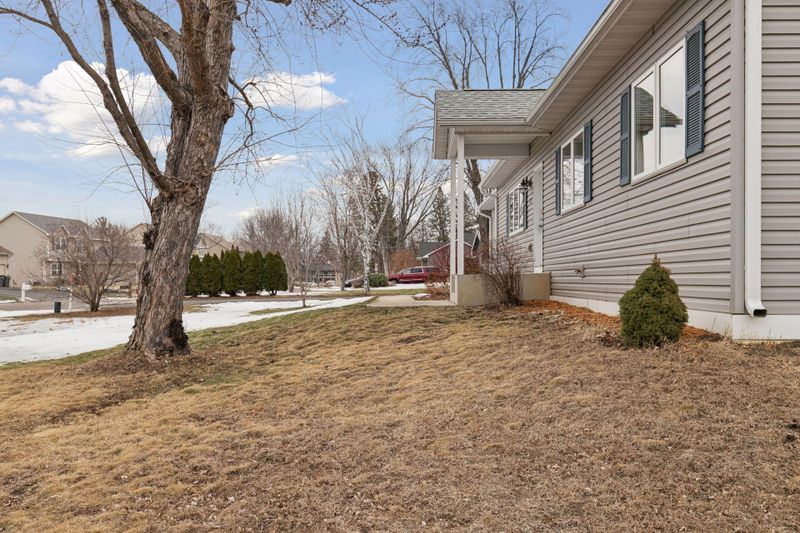 153 Elm Dr W, Carver, MN 55315