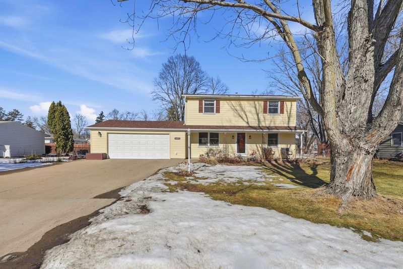 2277 Floral Dr, White Bear Lake, MN 55110