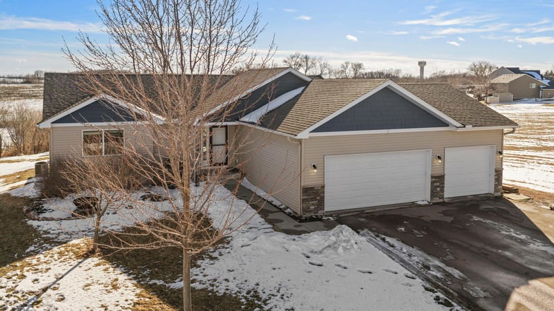 845 Lakewood Trl, Young America, MN 55397