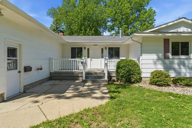 1224 S Ramsey St, Blue Earth, MN 56013