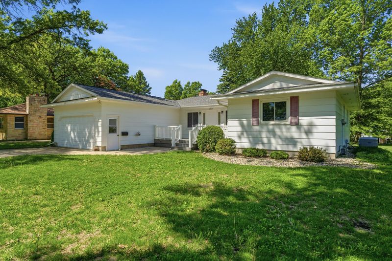 1224 S Ramsey St, Blue Earth, MN 56013