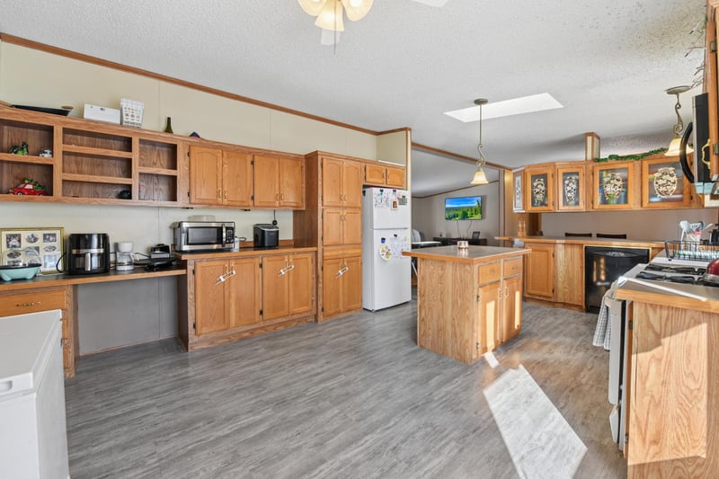 14 Rita Ln, Chaska, MN 55318
