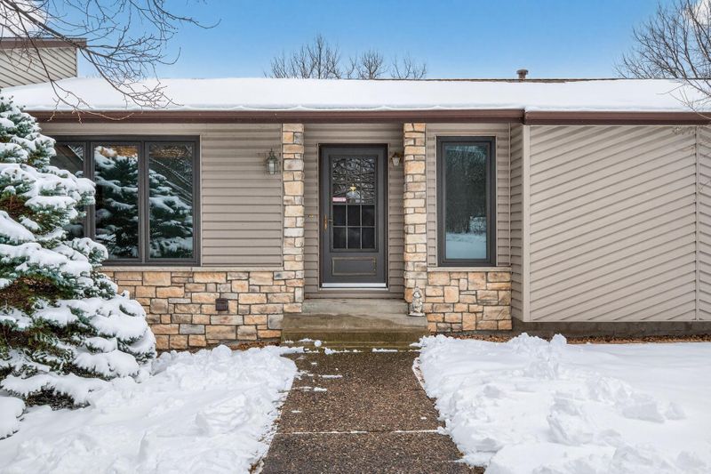8909 42nd St N, Lake Elmo, MN 55042