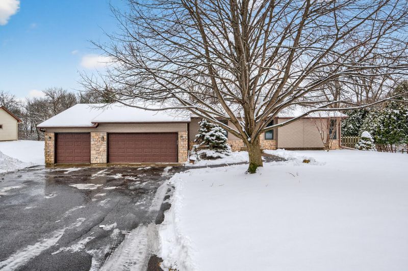 8909 42nd St N, Lake Elmo, MN 55042