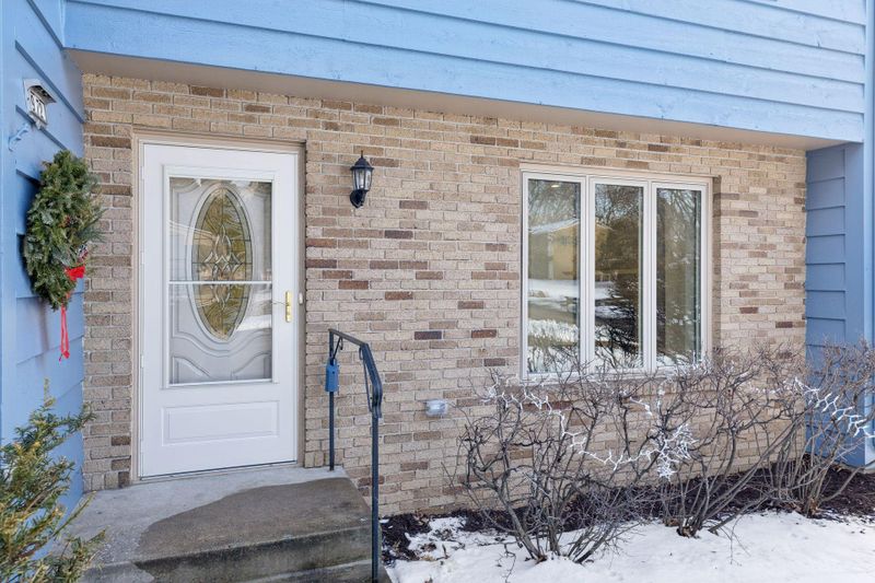 972 Lydia Dr W, Roseville, MN 55113