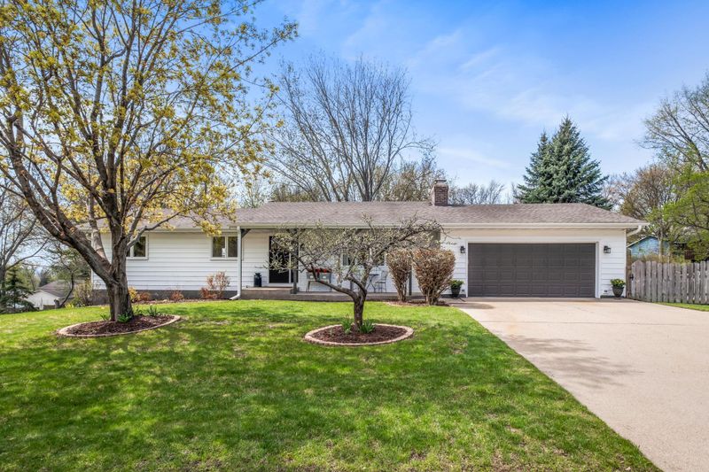 1496 Sunshine Cir, Chaska, MN 55318