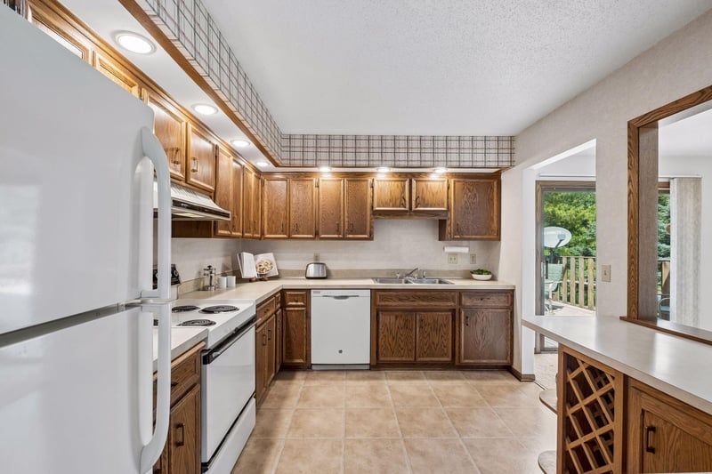 5706 W 98 1/2 St, Bloomington, MN 55437