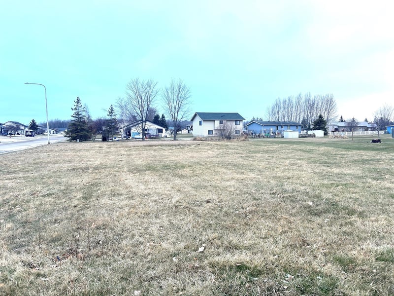 405 Dale Ave SW, Warroad, MN 56763