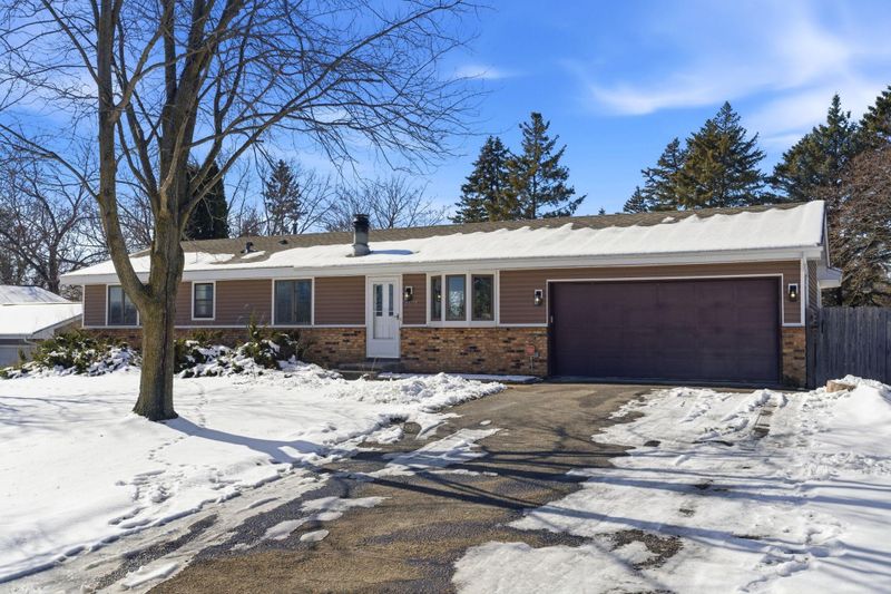 2575 Aladdin St, Roseville, MN 55113
