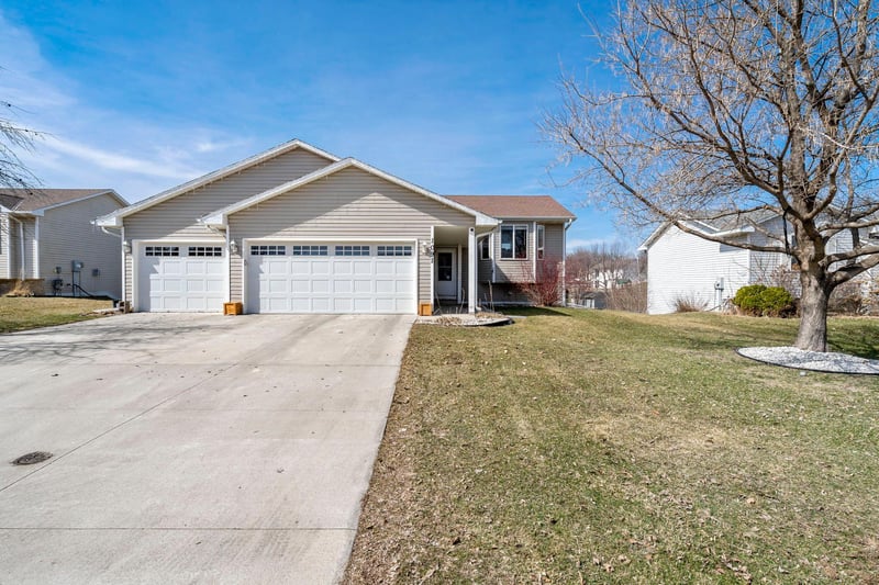 1091 Meadow St, Cologne, MN 55322