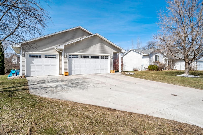 1091 Meadow St, Cologne, MN 55322