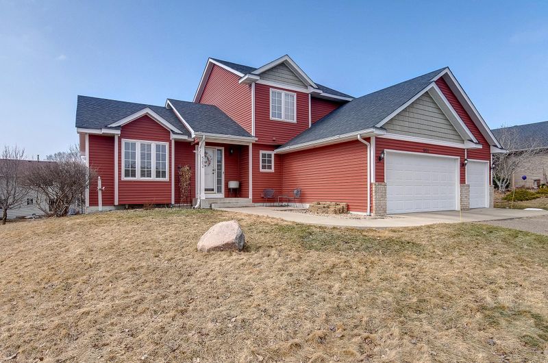 502 Springwheat Dr, Dundas, MN 55019