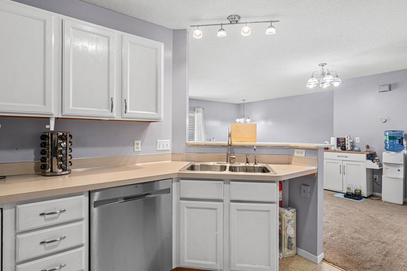 11863 River Hills Dr, Burnsville, MN 55337