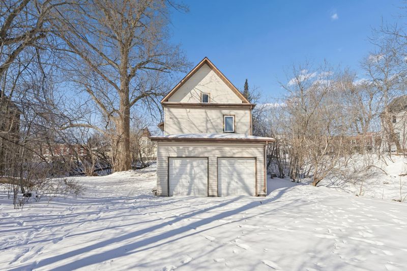 1316 E 2nd St, Duluth, MN 55805