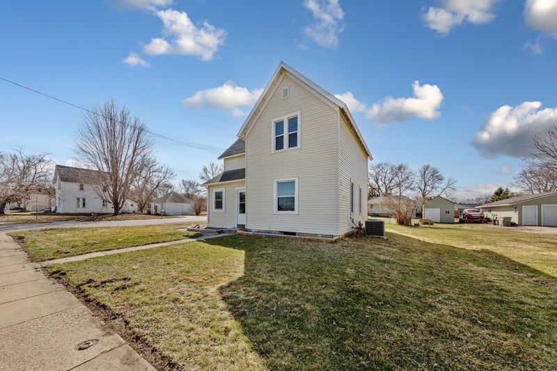 209 Division St S, Morristown, MN 55052