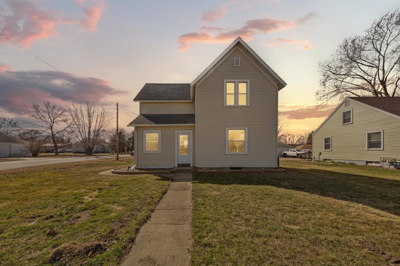 209 Division St S, Morristown, MN 55052